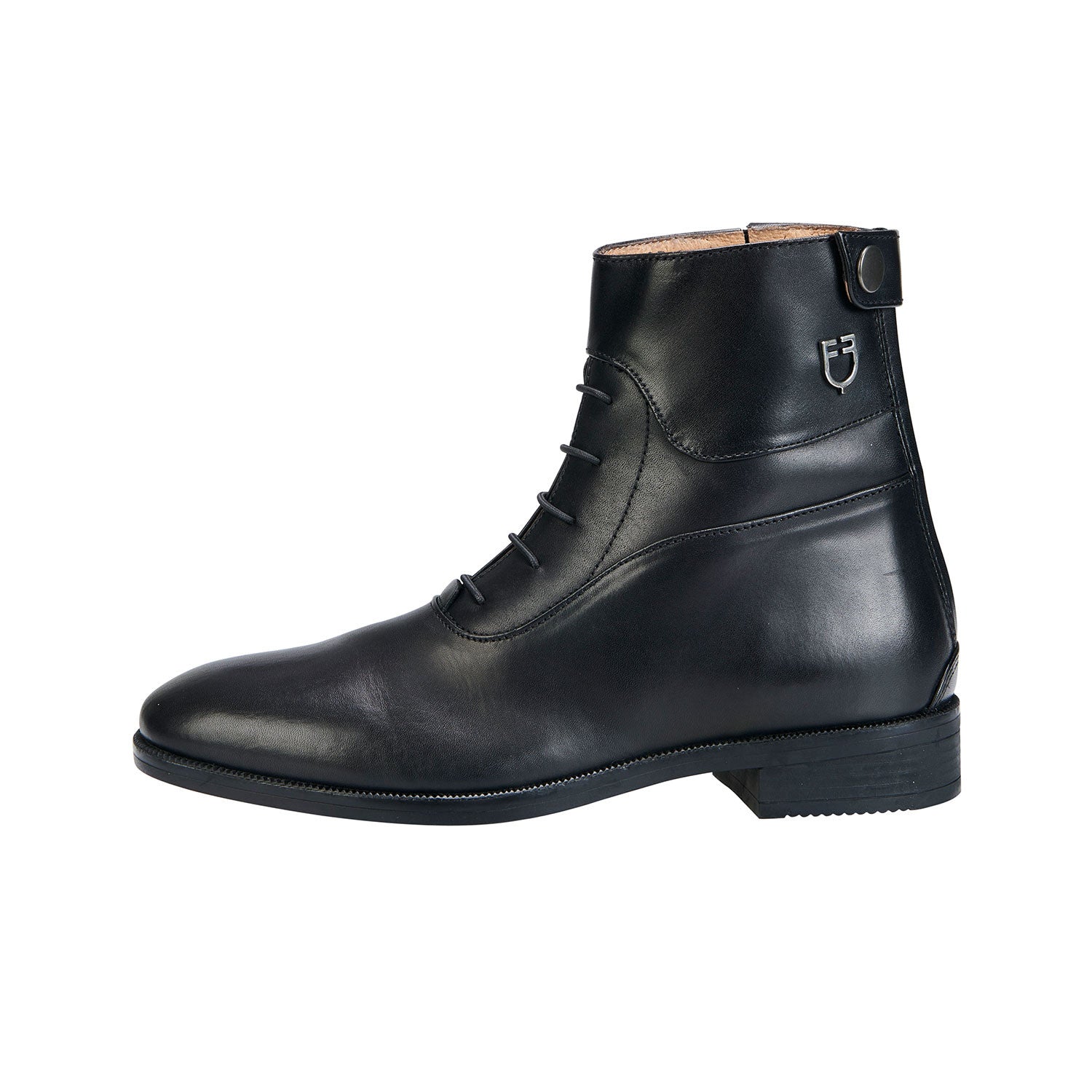 Unisex ankle boots with laces.