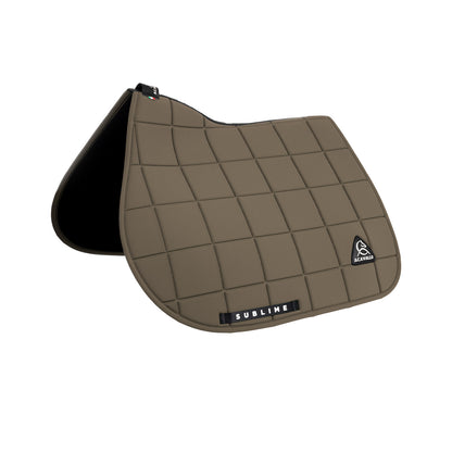 Sublime jumping saddle pad in square technical fabric.